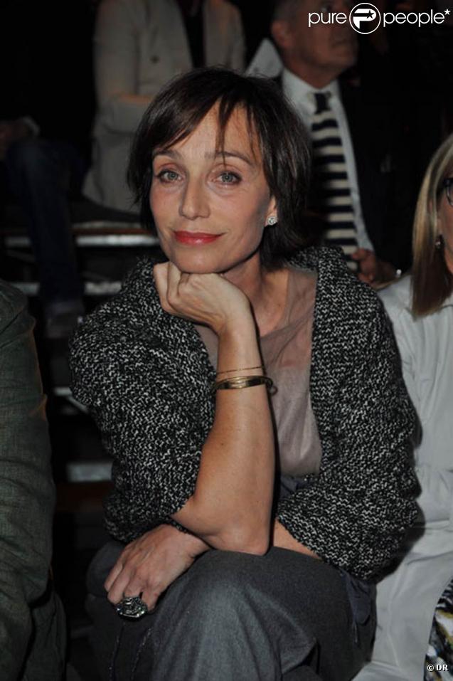 Kristin Scott Thomas au défilé Lanvin lors de la Fashion Week parisienne le 2 octobre 2009 à la Halle Freyssinet