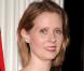 Notre copine rouquine de Sex and The City, Cynthia Nixon a été atteinte d'un cancer du sein en 2006. C'est lors d'une mammographie de routine que la tumeur a été découverte. Tout comme sa mère, elle a combattu la maladie avec la rage de vivre...<br /