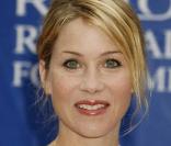 Christina Applegate se fait diagnostiquer un cancer du sein en août 2008. Heureusement pour l'actrice de Mariés, deux enfants, la tumeur est détectée tôt. A 36 ans, elle subit alors une double mastectomie et une chirurgie réparatrice de la poitrine. 