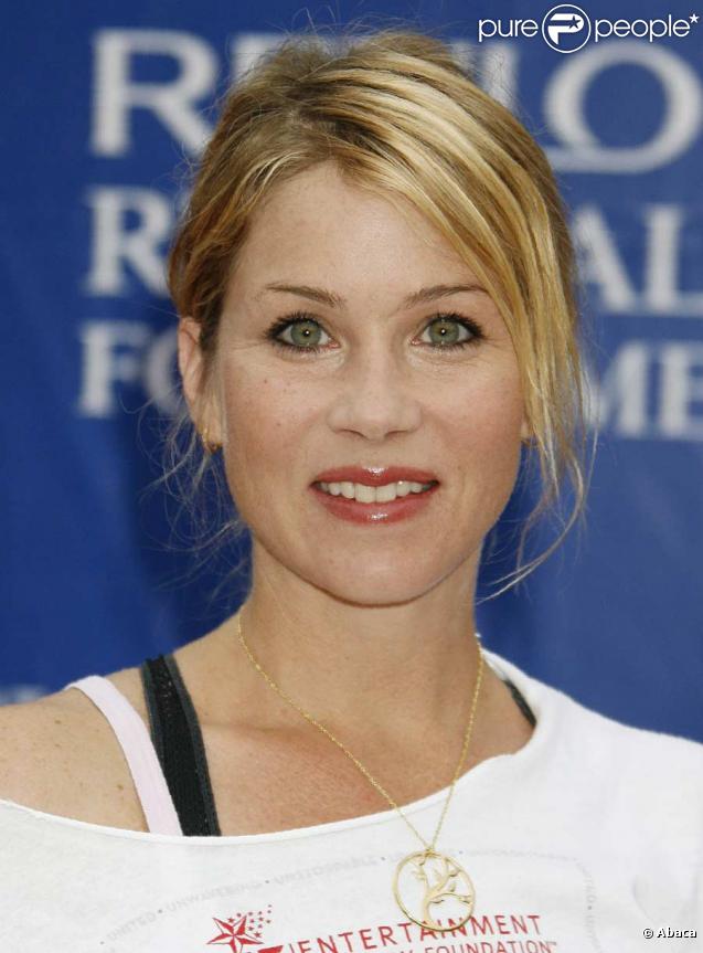 Christina Applegate se fait diagnostiquer un cancer du sein en août 2008. Heureusement pour l'actrice de Mariés, deux enfants, la tumeur est détectée tôt. A 36 ans, elle subit alors une double mastectomie et une chirurgie réparatrice de la poitrine. 