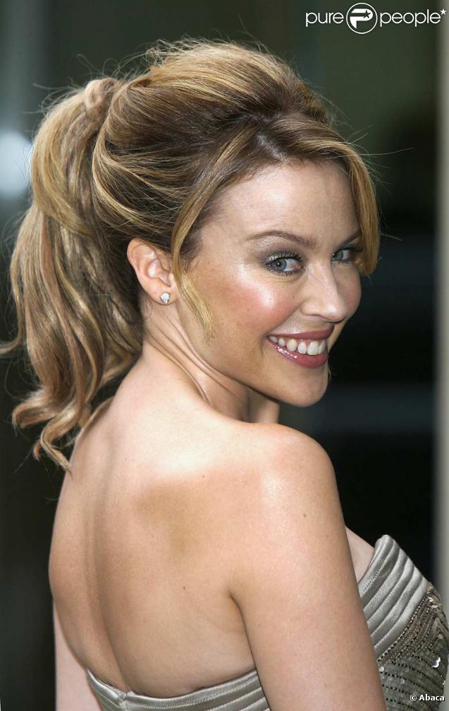 Kylie Minogue apprend qu'elle est atteinte d'un cancer du sein en 2005 à l'âge de 37 ans. La chanteuse australienne commence alors un combat pour la vie. Après 1 an, la jolie Kylie est guérie et... plus belle que jamais ! 