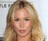 Christina Applegate se fait diagnostiquer un cancer du sein en août 2008. Heureusement pour l'actrice de Mariés, deux enfants, la tumeur est détectée tôt. A 36 ans, elle subit alors une double mastectomie et une chirurgie réparatrice de la poitrine. 