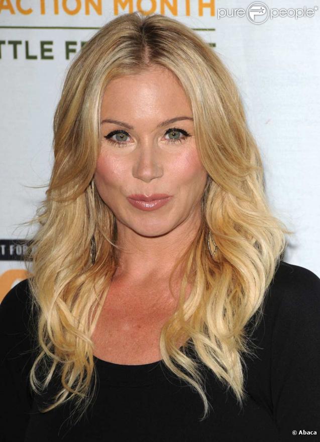 Christina Applegate se fait diagnostiquer un cancer du sein en août 2008. Heureusement pour l'actrice de Mariés, deux enfants, la tumeur est détectée tôt. A 36 ans, elle subit alors une double mastectomie et une chirurgie réparatrice de la poitrine. 