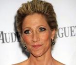 En 2004, Edie Falco, âgée de 41 ans à l'époque, découvre qu'elle est atteinte d'une tumeur du sein. Ce que l'actrice de Sopranos a eu le plus de mal à vivre : la perte des cheveux. Aujourd'hui, elle lutte au côté de Cynthia Nixon !