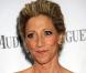 En 2004, Edie Falco, âgée de 41 ans à l'époque, découvre qu'elle est atteinte d'une tumeur du sein. Ce que l'actrice de Sopranos a eu le plus de mal à vivre : la perte des cheveux. Aujourd'hui, elle lutte au côté de Cynthia Nixon !