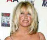 Alors âgée de 55 ans, Suzanne Somers a découvert qu'elle était atteinte d'une tumeur à la poitrine. Si sa maladie a déclenché une si grande polémique c'est que l'actrice de Notre Belle Famille a préféré d'autres méthodes à la chimiothérapie... 