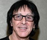 C'est en 2008 que Peter Criss de Kiss a été victime d'un cancer du sein. Et ce n'est pas une blague ! Aujourd'hui il s'implique dans la lutte contre cette maladie 'Homme ou femme, il n'y a aucune discrimination en matière de cancer du sein'
