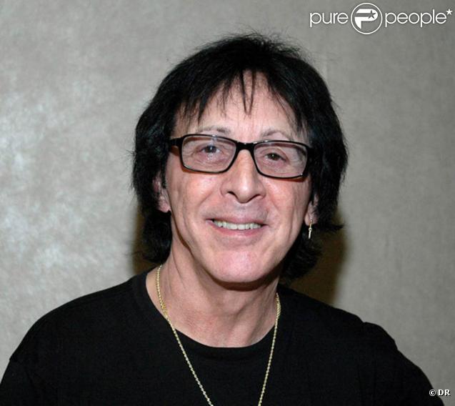 C'est en 2008 que Peter Criss de Kiss a été victime d'un cancer du sein. Et ce n'est pas une blague ! Aujourd'hui il s'implique dans la lutte contre cette maladie 'Homme ou femme, il n'y a aucune discrimination en matière de cancer du sein'
