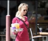 Renée Zellweger est allée chercher des boissons au Coffee Bean & Tea Leaf à West Hollywood le 29 septembre 2009