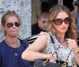 Rebecca Gayheart sort du salon Jessica from Sunset après une manucure et part déjeuner avec une amie au restaurant Le Petit Greek à Los Angeles le 5 octobre 2009