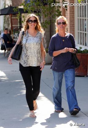 Rebecca Gayheart sort du salon Jessica from Sunset après une manucure et part déjeuner avec une amie au restaurant Le Petit Greek à Los Angeles le 5 octobre 2009