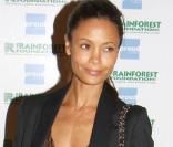 La très belle Thandie Newton, à l'occasion du vernissage de l'exposition  Le peuple de la forêt : 20 ans d'images de la Rainforest Foundation , à la Proud Gallery de Londres, le 6 octobre 2009 !