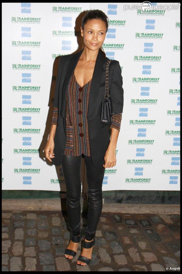 La très belle Thandie Newton, à l'occasion du vernissage de l'exposition  Le peuple de la forêt : 20 ans d'images de la Rainforest Foundation , à la Proud Gallery de Londres, le 6 octobre 2009 !