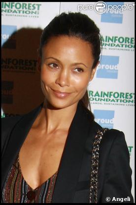 La très belle Thandie Newton, à l'occasion du vernissage de l'exposition  Le peuple de la forêt : 20 ans d'images de la Rainforest Foundation , à la Proud Gallery de Londres, le 6 octobre 2009 !