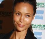 La très belle Thandie Newton, à l'occasion du vernissage de l'exposition  Le peuple de la forêt : 20 ans d'images de la Rainforest Foundation , à la Proud Gallery de Londres, le 6 octobre 2009 !