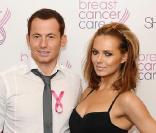 Joe Swash et Kara Tointon lors d'un défilé pour la lutte contre le cancer du sein à Londres le 7 octobre 2009