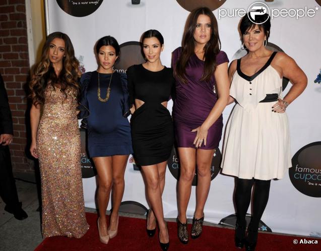 Kourtney, Kimberly et Khloe Kardashian et Kris Jenner lors de la soirée The Famous Cupcakes à Beverly Hills le 7 octobre 2009
