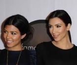 Kourtney, Kimberly et Khloe Kardashian et Kris Jenner lors de la soirée The Famous Cupcakes à Beverly Hills le 7 octobre 2009