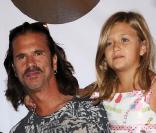 Lorenzo Lamas et ses filles Victoria et Isabella lors de la soirée The Famous Cupcakes à Beverly Hills le 7 octobre 2009