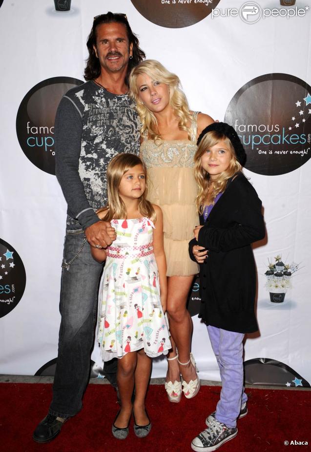 Lorenzo Lamas et ses filles Shayne, Victoria et Isabella lors de la soirée The Famous Cupcakes à Beverly Hills le 7 octobre 2009