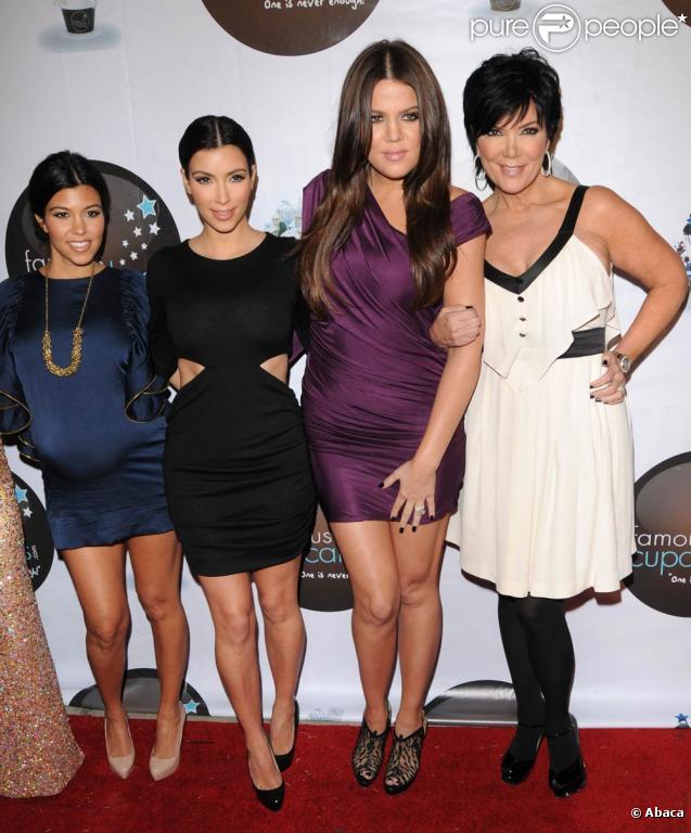 Kourtney, Kimberly et Khloe Kardashian et Kris Jenner lors de la soirée The Famous Cupcakes à Beverly Hills le 7 octobre 2009