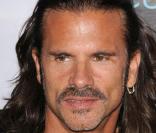 Lorenzo Lamas et ses filles Shayne, Victoria et Isabella lors de la soirée The Famous Cupcakes le 7 octobre 2009