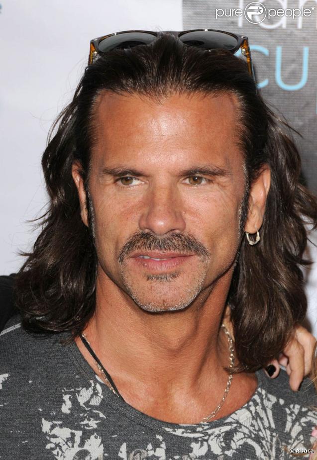 Lorenzo Lamas et ses filles Shayne, Victoria et Isabella lors de la soirée The Famous Cupcakes le 7 octobre 2009