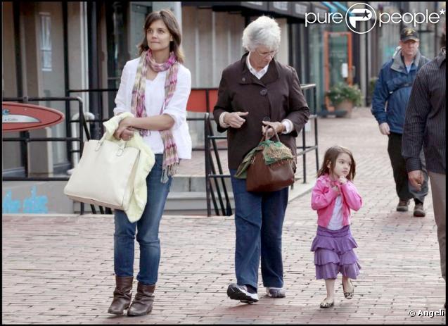 Katie Holmes passe l'après-midi avec sa mère Kathleen Holmes et sa petite Suri Cruise à Boston le 7 octobre 2009