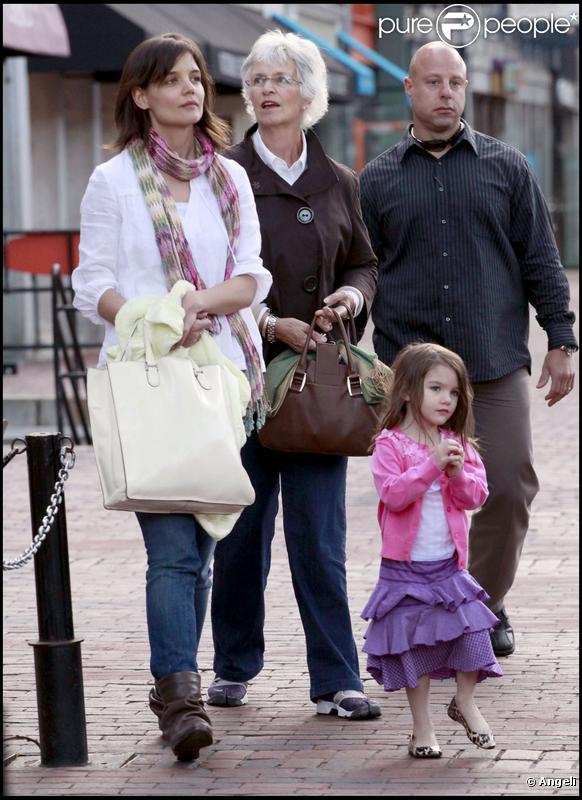 Katie Holmes passe l'après-midi avec sa mère Kathleen Holmes et sa petite Suri Cruise à Boston le 7 octobre 2009