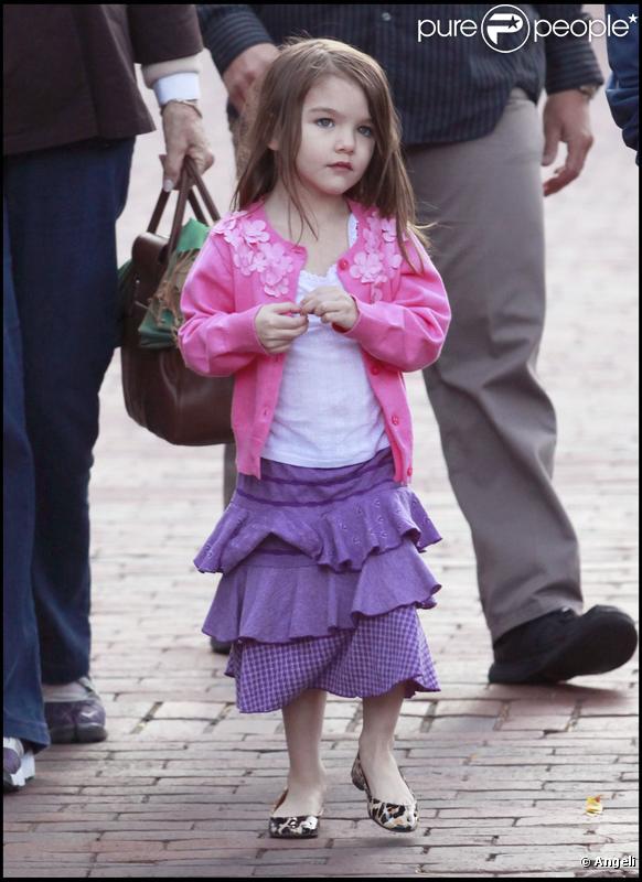 Katie Holmes passe l'après-midi avec sa mère Kathleen Holmes et sa petite Suri Cruise à Boston le 7 octobre 2009