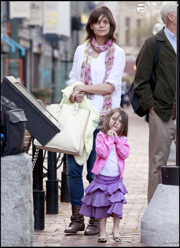 Katie Holmes passe l'après-midi avec sa mère Kathleen Holmes et sa petite Suri Cruise à Boston le 7 octobre 2009