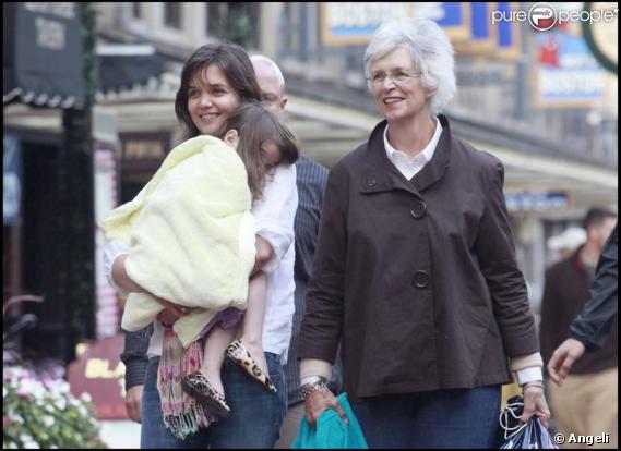 Katie Holmes passe l'après-midi avec sa mère Kathleen Holmes et sa petite Suri Cruise à Boston le 7 octobre 2009