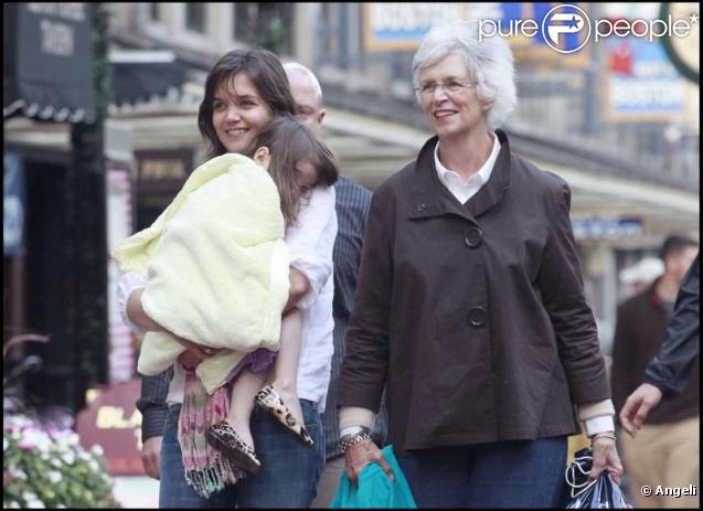 Katie Holmes passe l'après-midi avec sa mère Kathleen Holmes et sa petite Suri Cruise à Boston le 7 octobre 2009