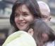Katie Holmes, entourée de sa maman et de son adorable Suri, nous offre... son plus beau sourire ! C'est rare, profitons-en !