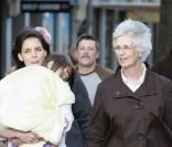 Katie Holmes passe l'après-midi avec sa mère Kathleen Holmes et sa petite Suri Cruise à Boston le 7 octobre 2009
