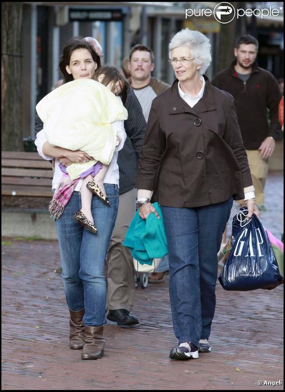 Katie Holmes passe l'après-midi avec sa mère Kathleen Holmes et sa petite Suri Cruise à Boston le 7 octobre 2009