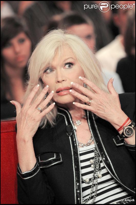 Amanda Lear à l'enregistrement de Vivement Dimanche, le 7 octobre 2009 (diffusion le 11 octobre 2009)