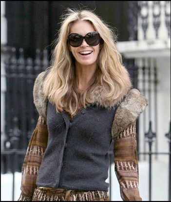 Elle Macpherson sort de l'école le 9 octobre 2009 à Londres