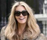 Elle Macpherson sort de l'école le 9 octobre 2009 à Londres