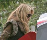 Elle Macpherson sort de l'école le 9 octobre 2009 à Londres
