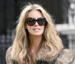 Elle Macpherson sort de l'école le 9 octobre 2009 à Londres