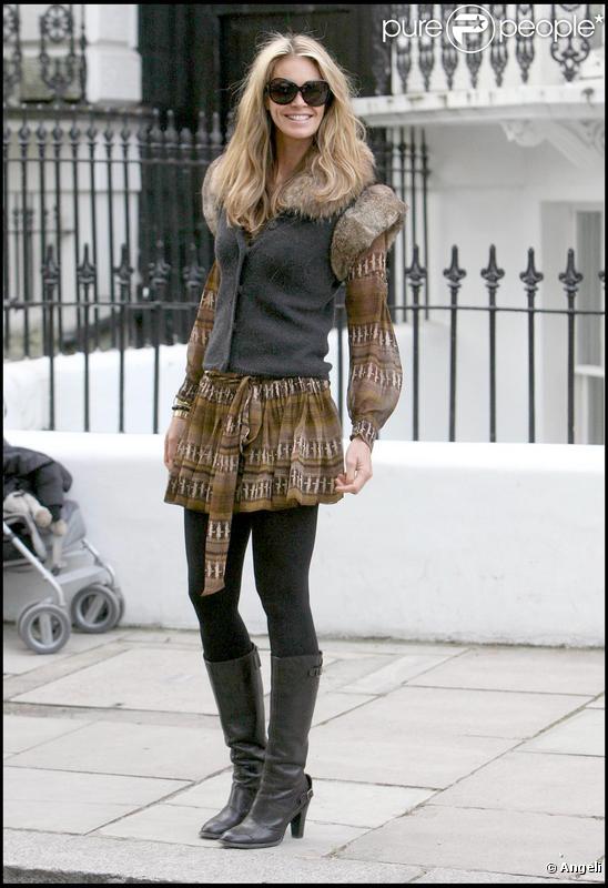Elle Macpherson sort de l'école le 9 octobre 2009 à Londres