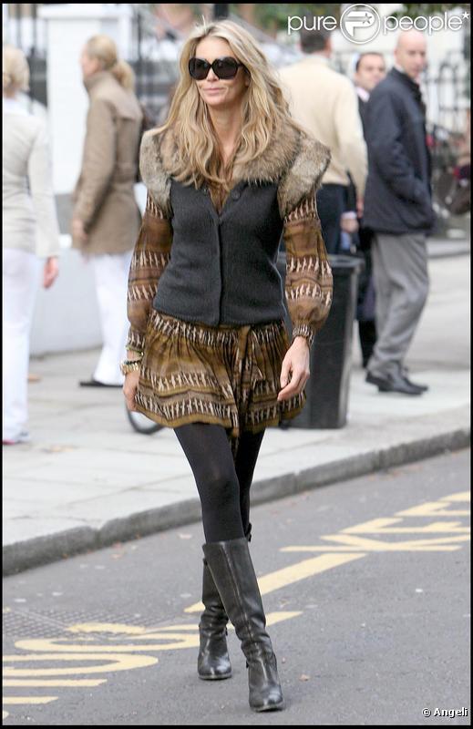 Elle Macpherson sort de l'école le 9 octobre 2009 à Londres