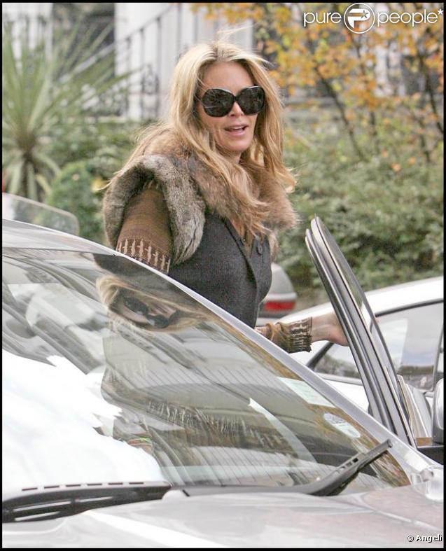 Elle Macpherson sort de l'école le 9 octobre 2009 à Londres