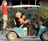 Bijou Phillips passe la journée avec des amis dans un centre équestre à Los Angeles le 28 septembre 2009