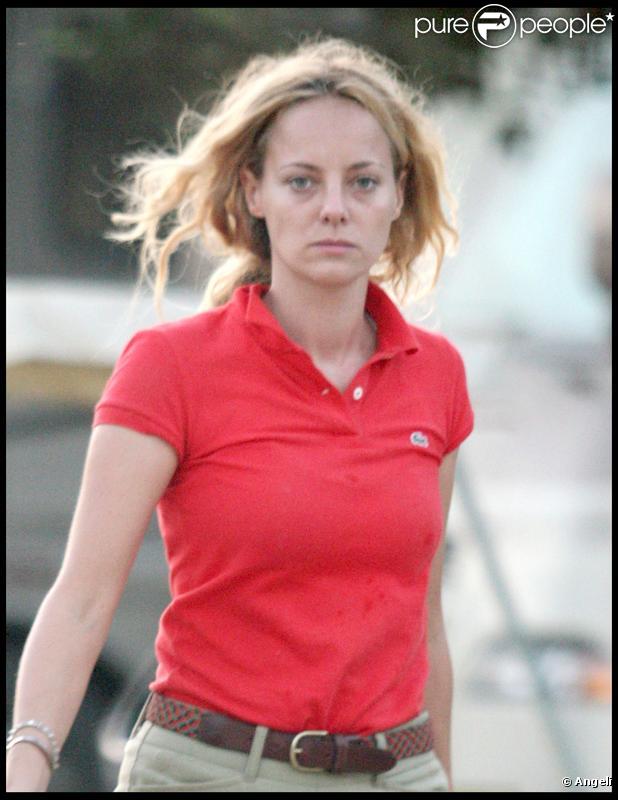 Bijou Phillips passe la journée avec des amis dans un centre équestre à Los Angeles le 28 septembre 2009