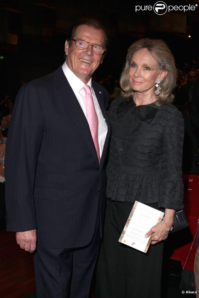 Roger Moore et sa femme lors de la cérémonie de remise des prix de la Fondation d'Albert II de Monaco à Monaco au Forum Grimaldi de Monte-Carlo le 10 octobre 2009