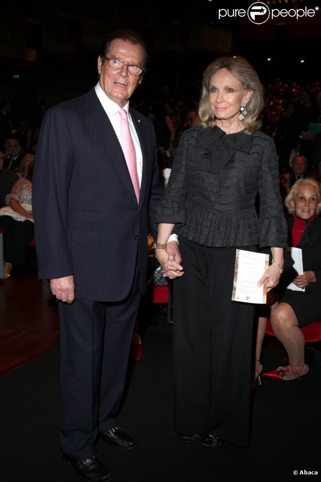 Roger Moore et sa femme lors de la cérémonie de remise des prix de la Fondation d'Albert II de Monaco à Monaco au Forum Grimaldi de Monte-Carlo le 10 octobre 2009