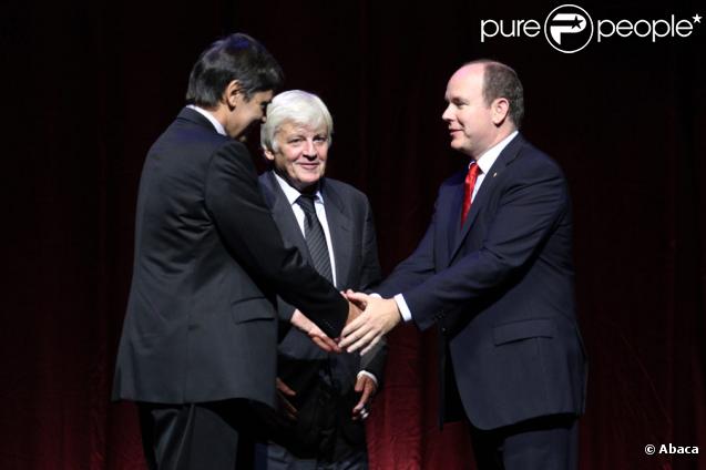 Prince Albert, Jacques Perrin et Jacques Clouzod lors de la cérémonie de remise des prix de la Fondation d'Albert II de Monaco à Monaco au Forum Grimaldi de Monte-Carlo le 10 octobre 2009