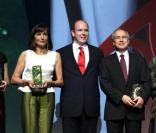 Prince Albert II et les gagnants lors de la cérémonie de remise des prix de la Fondation d'Albert II de Monaco à Monaco au Forum Grimaldi de Monte-Carlo le 10 octobre 2009